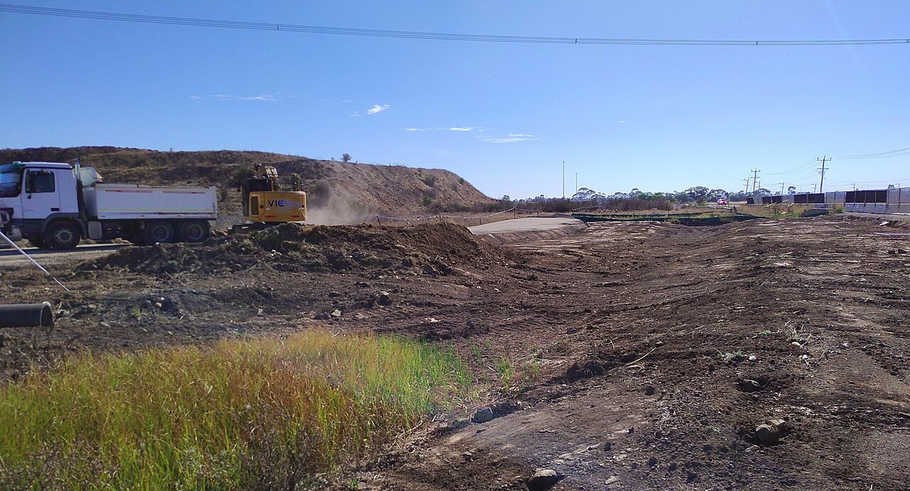 Excavadora y volquete en movimiento de tierras